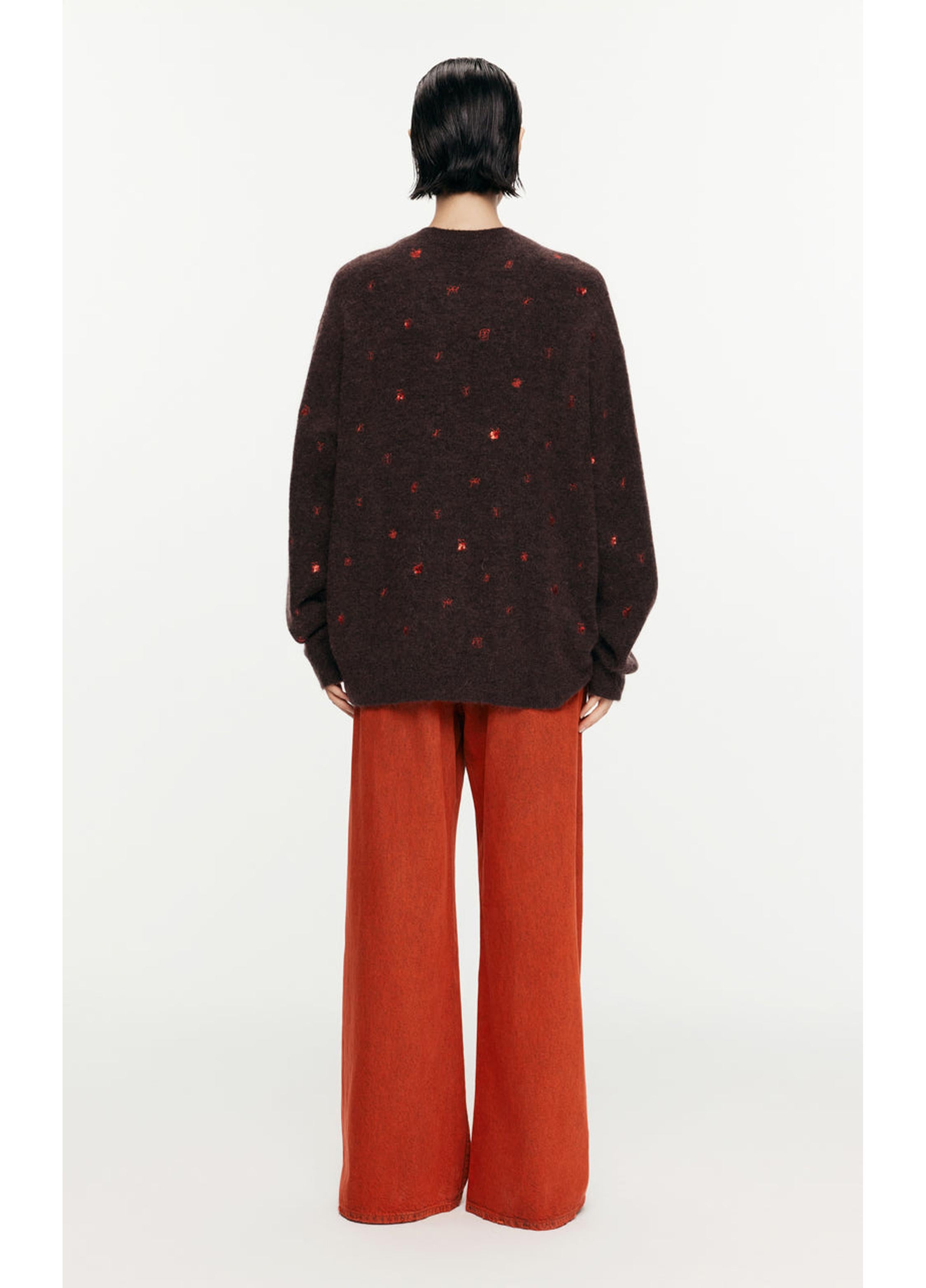 pull à manches longues brodé de papillons