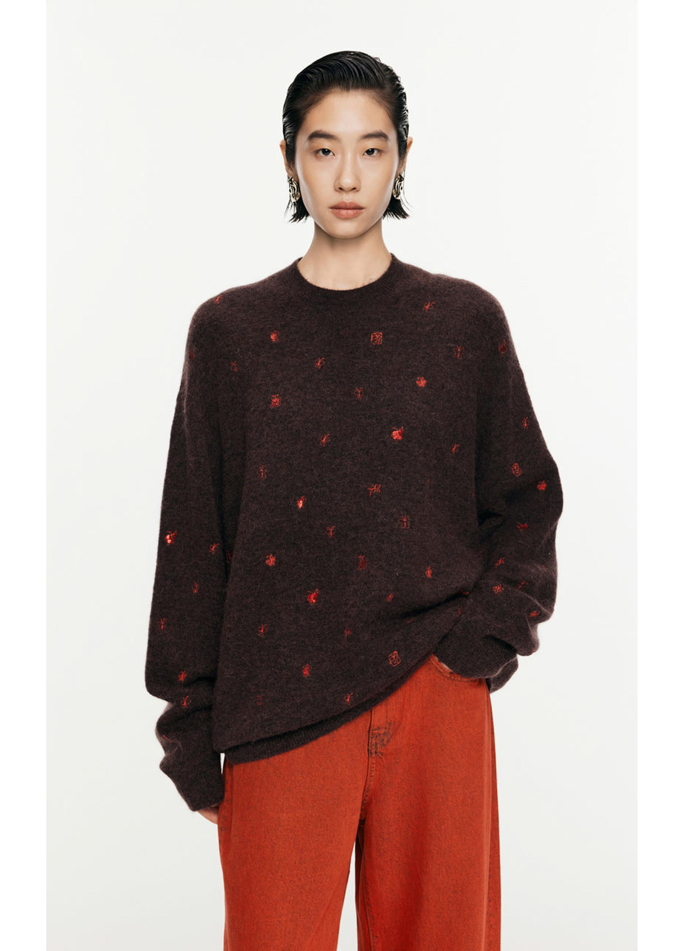 pull à manches longues brodé de papillons