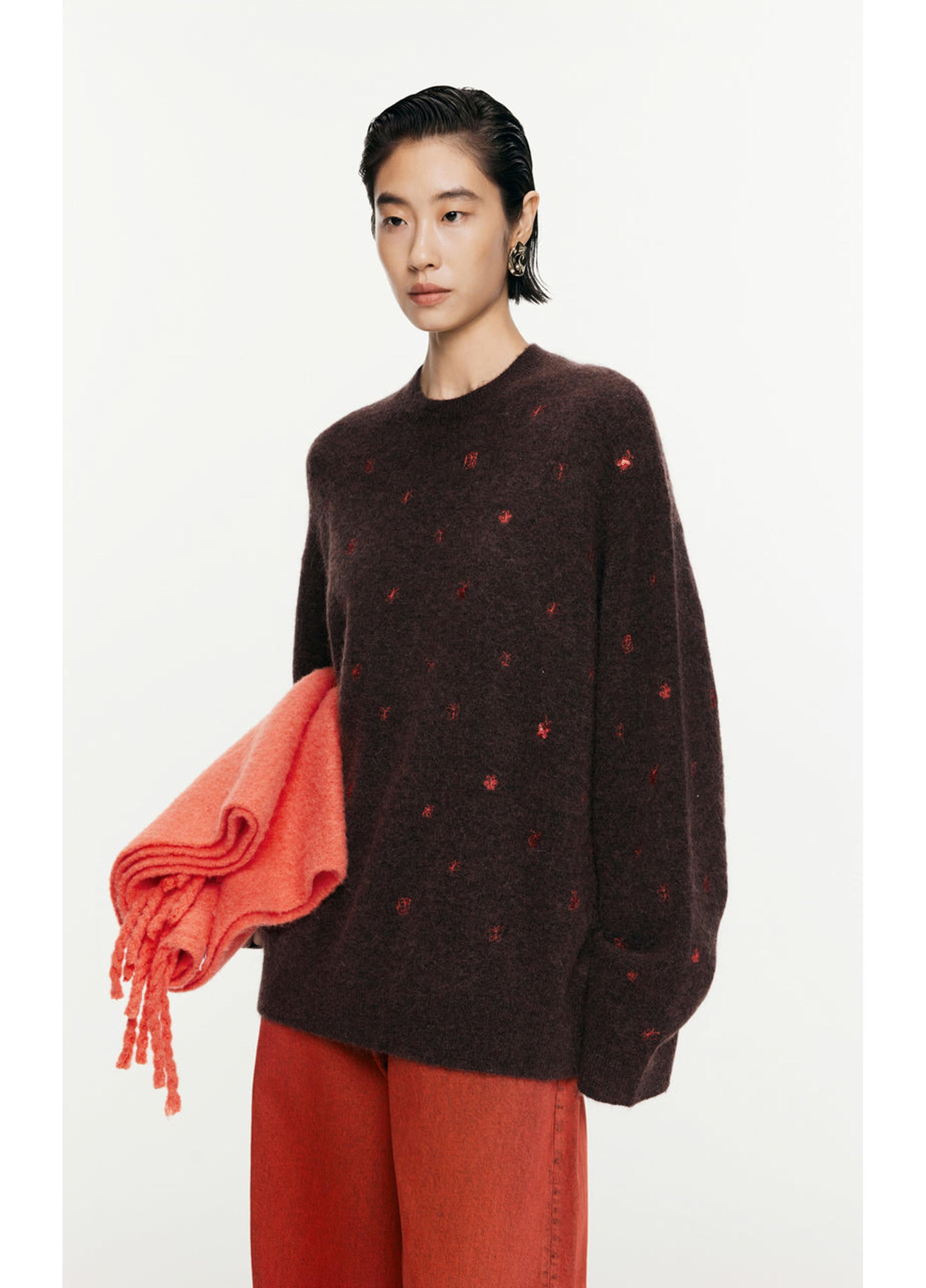 pull à manches longues brodé de papillons